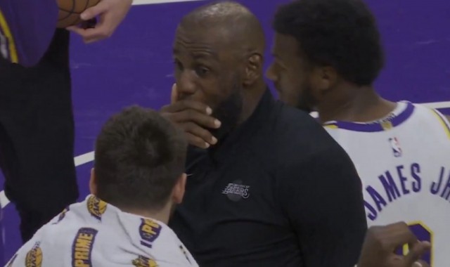 打破不和传闻！老詹赛后主动和东契奇拥抱 两人满脸笑容亲密私语