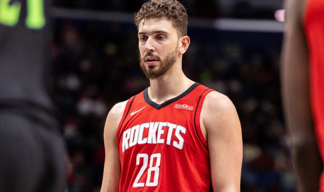 开云下载-是否达到期待？申京本赛季场均20.4+8.9+6.2+3.2失误 命中率51.9%