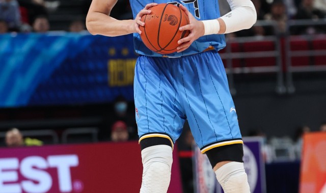 开云下载-乏善可陈！周琦被王哲林压制 全场7中5拿12分8板