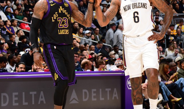 开云-轰21+7+7延续纪录！41岁詹皇助湖人取三连胜 放弃刷分一幕显格局